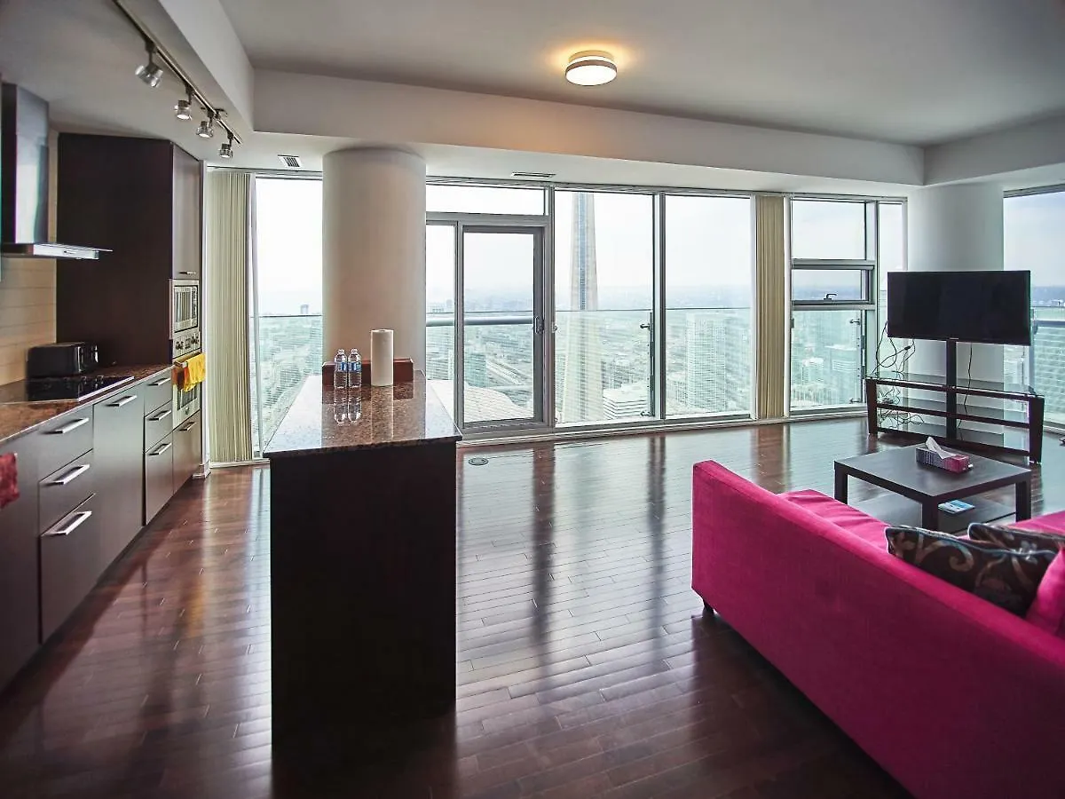Ice Condo Suites 토론토 아파트