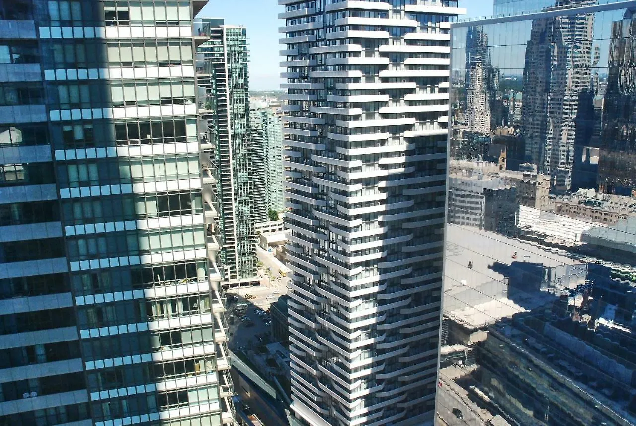 Ice Condo Suites 토론토 아파트